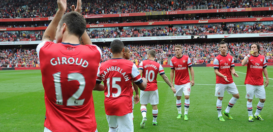 积雪已覆盖球场，加拿大联赛球员在雪战中完成潇洒倒钩得分