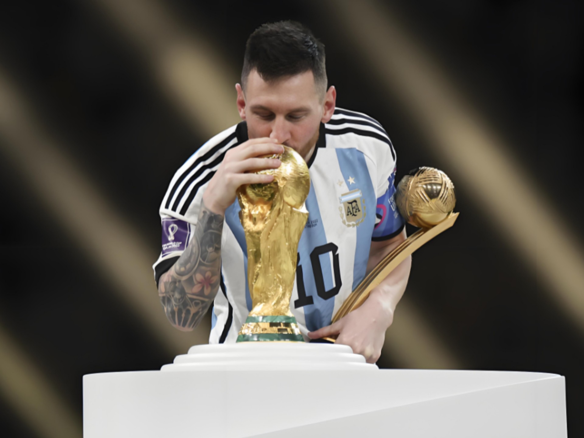 姆本扎：下赛季继续效力铁人，团结一心是实现中超的关键（姆本扎：下赛季将继续为铁人出战，团结一致是冲超关键）