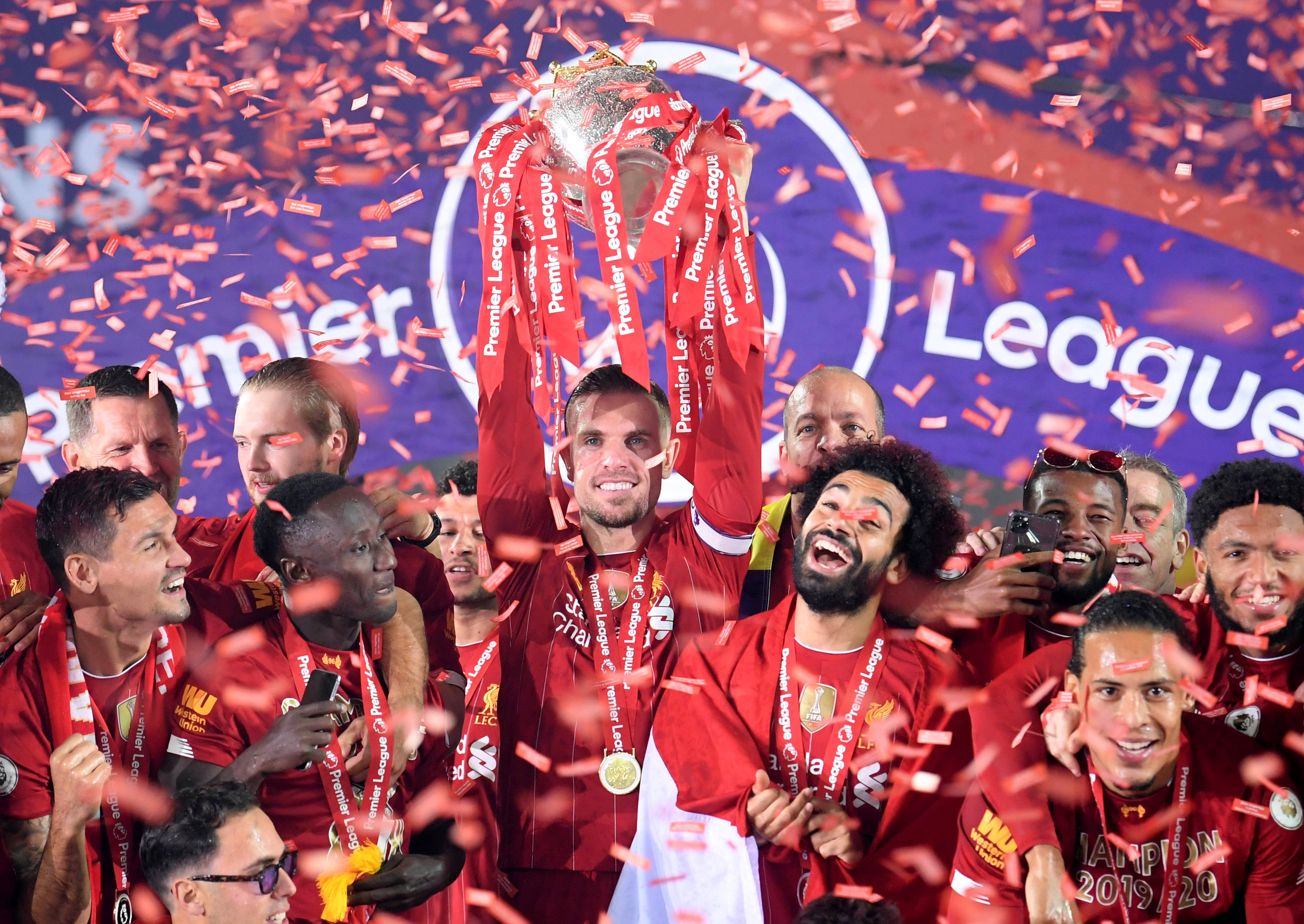 德容：不应该再和上赛季比较了，上赛季我们也没拿到欧冠冠军（德容：本季不必再拿上季作比较，上季我们也未能夺得欧冠）