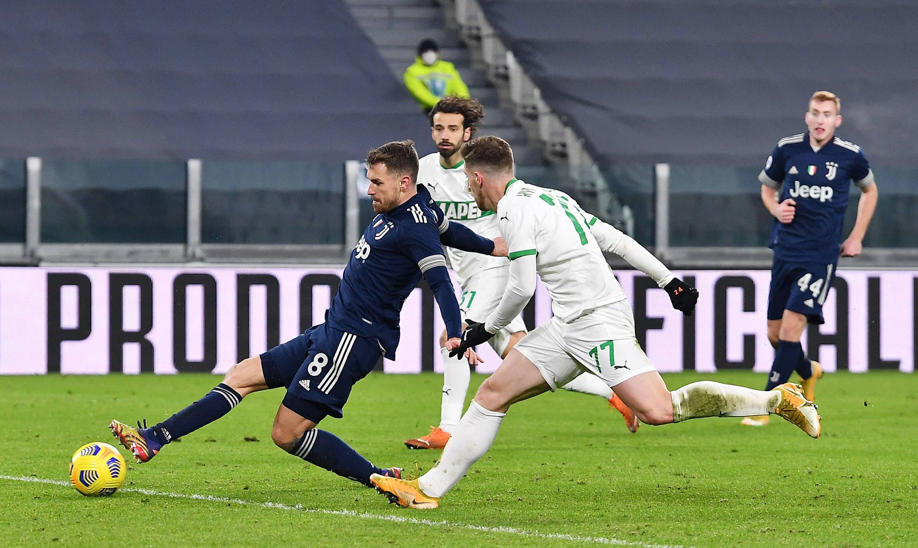 C罗晒与特朗普合照：感谢总统先生的盛情邀请及热烈欢迎（C罗晒与特朗普总统合影：感谢其热情邀请与欢迎）