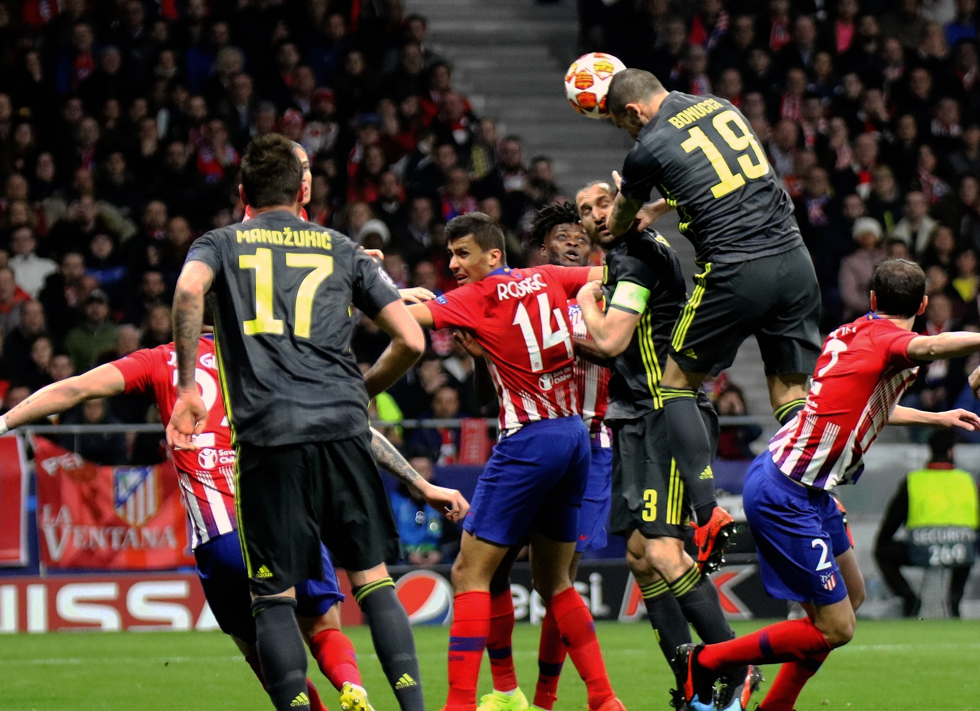 火爆德比，费内巴切vs加拉塔萨雷赛前双方球员就开始发生冲突