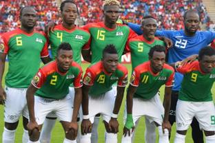 小孔塞桑被换下情绪激动不是因为斯帕莱蒂，是因摄影师险些绊倒他